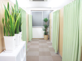 衛生管理には特に注意を払った清潔な施術室です。